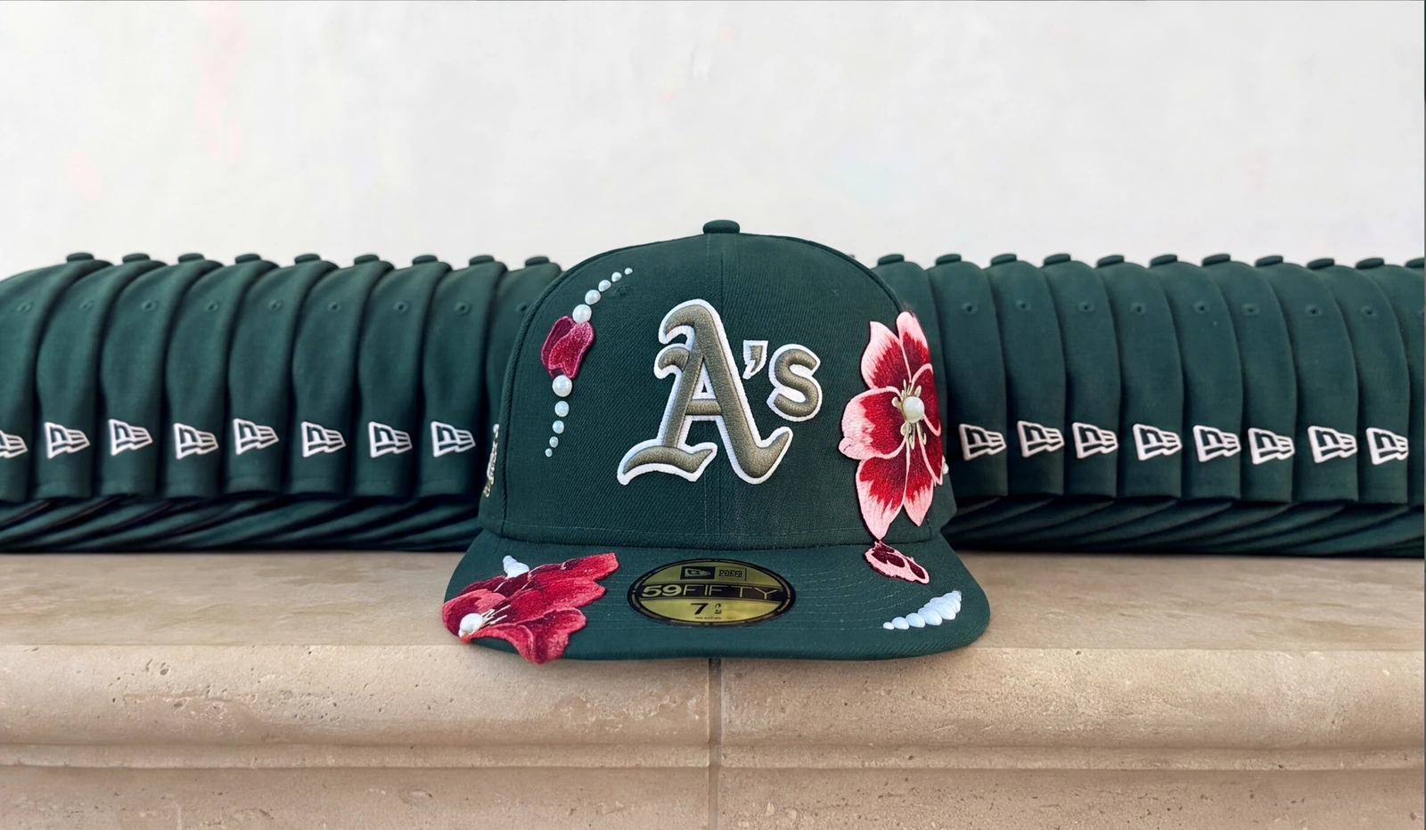 Casquette verte A's, fleurs et perles posées à la main