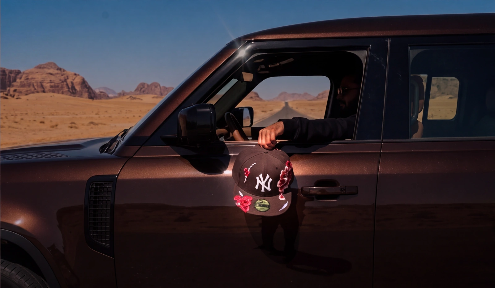 Casquette NY personnalisée, tenue à la portière d'un 4x4